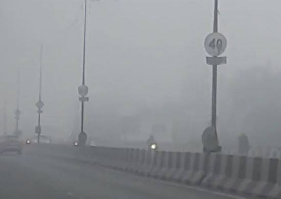 दिल्लीत कडाक्याची थंडी पडली (Cold Weather) आहे. दिल्लीतबरोबरच उत्तर प्रदेश पंजाब, हरियाणा, हिमाचल प्रदेश या ठिकाणीही थंडीचा जोर वाढला आहे.
