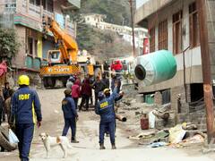 जोशीमठ में बेघर हुए लोग, NDRF-SDRF की टीमें कर रहीं लोगों की मदद