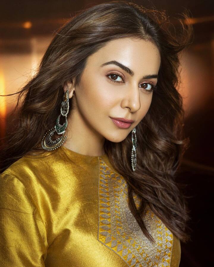 त्याने इथे कानात हेवी झुमके घातले आहेत. त्याचबरोबर तिने एका हातात खूप बांगड्या घातल्या आहेत.(फोटो सौजन्य :rakulpreet/इंस्टाग्राम)