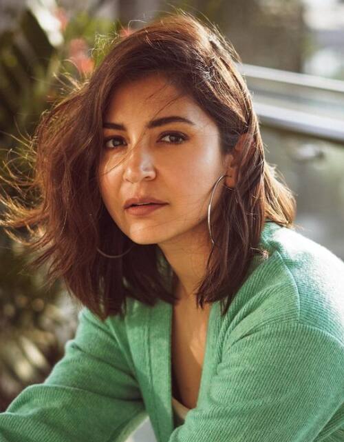 अनुष्का सोशल मीडियाच्या माध्यमातून चाहत्यांच्या संपर्कात राहण्याचा प्रयत्न करते.