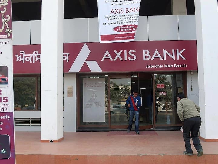 Loan Costly: Axis Bank hikes MCLR by 10 basis points across tenures Loan Costly: હવે એક્સિસ બેન્કના ગ્રાહકોને લાગ્યો ઝટકો,  બેન્કે MCLRમાં કર્યો વધારો, જાણો કેટલી વધશે EMI