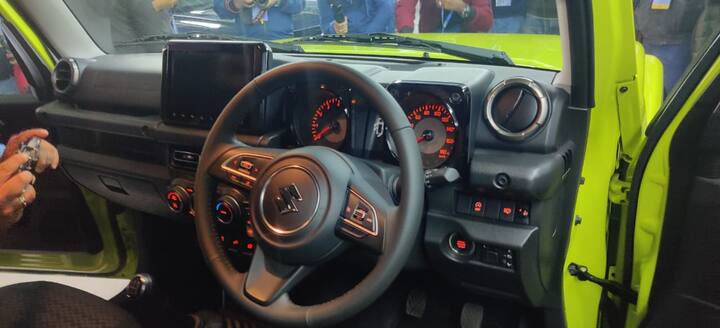 ये कार 4x4 होगी और पावर पैक्ड अंदाज में सड़कों पर उतरेगी. दरवाजे पांच होंगे, तो दूसरी कारों के मुकाबले इसमें ज्यादा सहूलियत होगी. मारुति जिम्नी अट्रैक्टिव SUV की तरह होगी, जिसकी कल्पना कई सालों से भारतीय कार ग्राहक करते आ रहे हैं. इसके साथ ही भारत में थार की जितनी दीवानगी है, उसकी टक्कर के लिए ये एक नई कार मौजूद रहेगी.