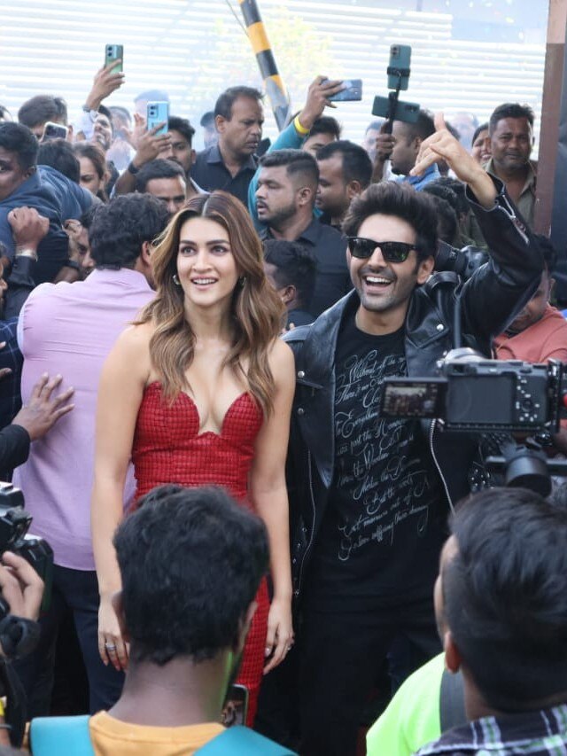 Kartik Aaryan And Kriti Sanon Enjoy Fan Moment At Shehzada Trailer Launch 1793