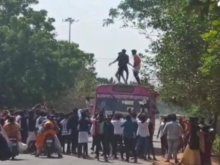 Villupuram Students of Tindivanam Government Arts College boarded the bus and danced TNN திண்டிவனம் அரசு கலைக் கல்லூரி மாணவர்கள் பேருந்து மீது ஏறி நடனம்