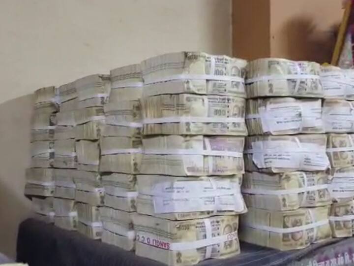 कोट्यवधी रुपयांच्या जुन्या नोटांचे करायचे काय? असा प्रश्न सांगली जिल्हा मध्यवर्ती बँकेसह राज्यातील आठ जिल्हा बँकेच्या प्रशासनासमोर पडला आहे.