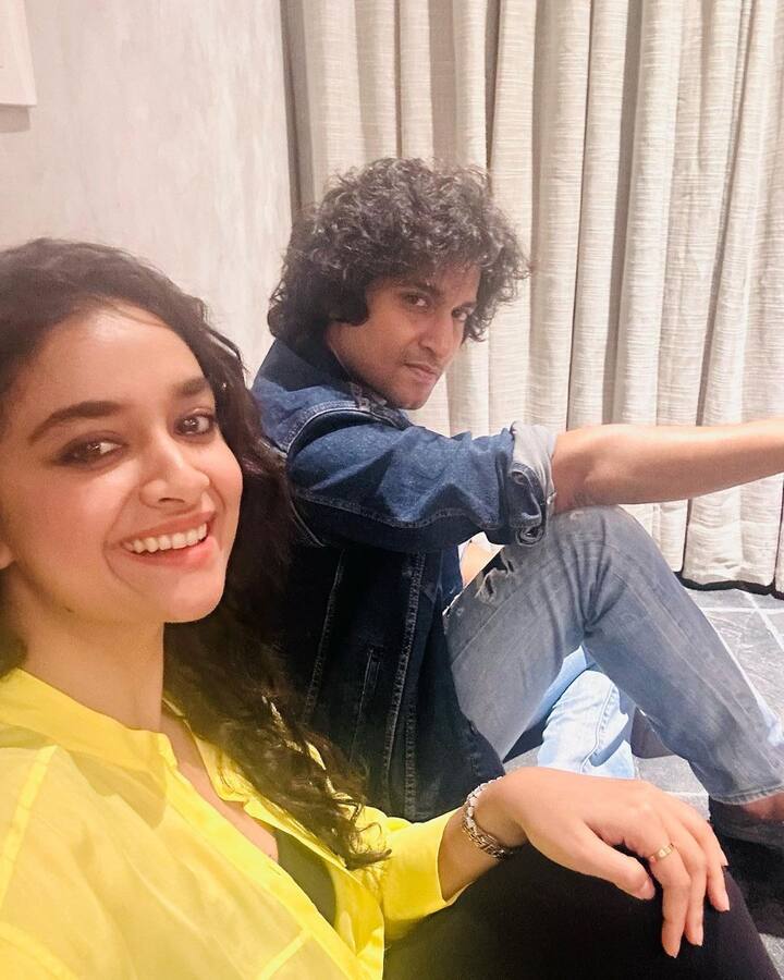 మరో ఫొటోలో కీర్తి సురేష్, నాని ‘దసరా’ మూవీ లుక్లో కనిపించారు. మరో పిక్లో నాని మీసాలు తీసేసి కొత్త లుక్లో ప్రత్యక్షమయ్యాడు. - Images Credit: Keerthy Suresh, Nani/Instagram