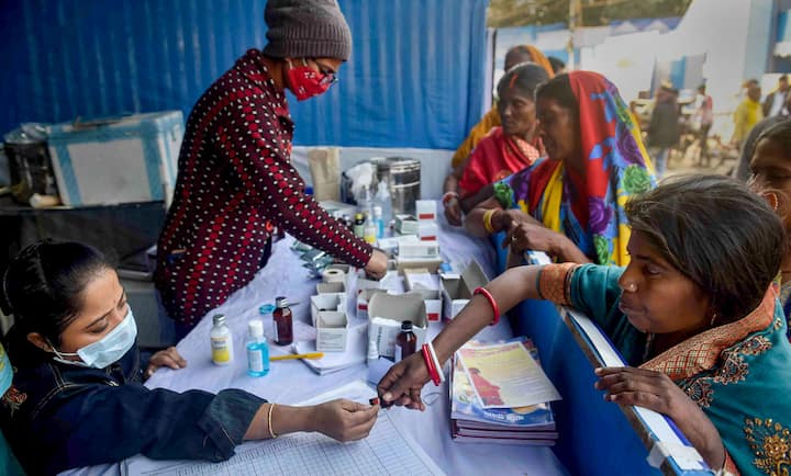 মকর সংক্রান্তির আগে বদলাচ্ছে আবহাওয়ার মতিগতি। ফের নামল পারদ।