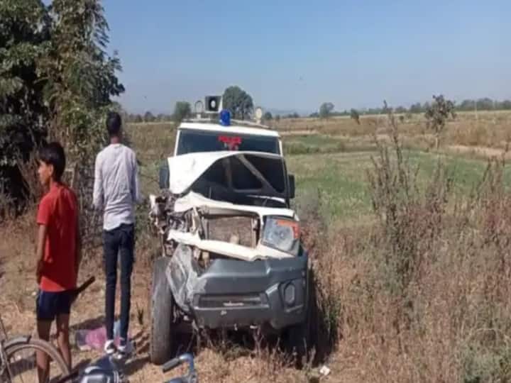 Mungeli Accident cyclist died after being hit by speeding vehicle in Chhattisgarh Mungeli district Matador hit police vehicle ANN Mungeli Accident: तेज रफ्तार वाहन की चपेट में आने से एक की मौत, मेटाडोर की टक्कर से पुलिस की गाड़ी 40 फीट दूर जा गिरी