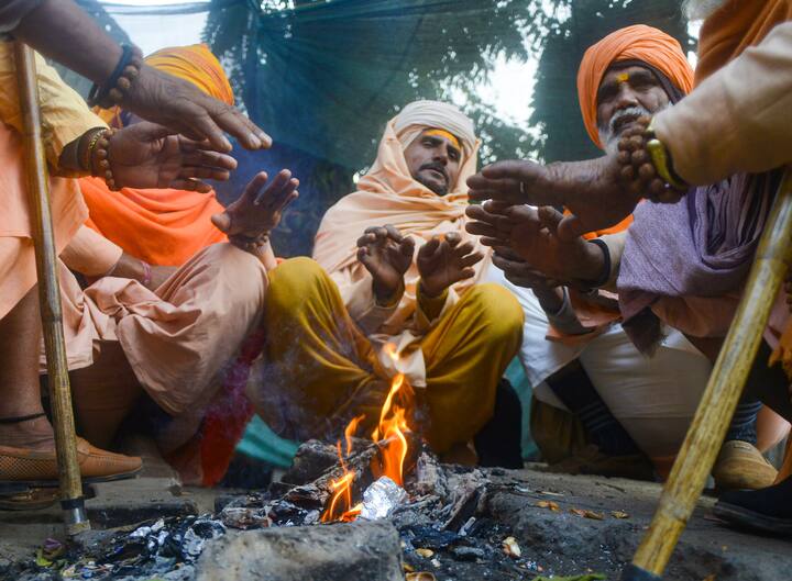 तसंच.थंडी पासून बचाव करण्यासाठी ग्रामीण भाग असो किंवा शहरी भागांत सर्वत्र शेकोट्या पेटतायत,.