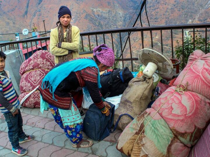 उत्तराखंड में भू-धंसाव से प्रभावित जोशीमठ में गुरुवार को दरार वाले भवनों की संख्या बढ़कर 760 हो गई जबकि 145 परिवारों के 589 सदस्यों को अस्थायी रूप से सुरक्षित जगहों पर भेजा गया है.