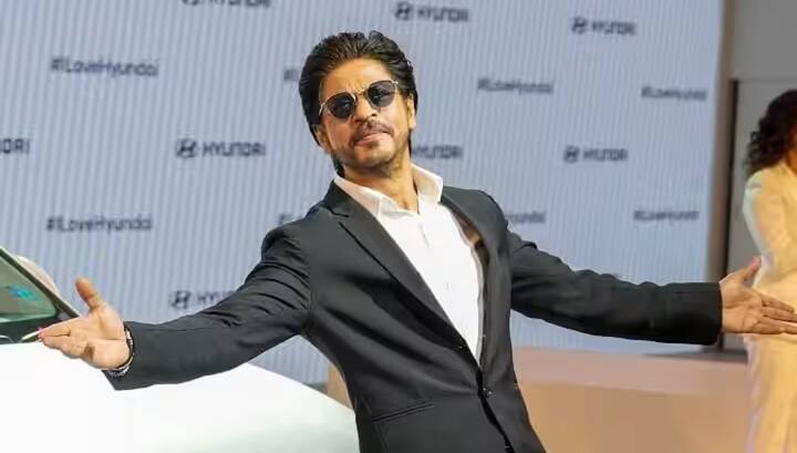 Shah Rukh Khan At Auto Expo 2023: સુપરસ્ટાર શાહરૂખ ખાને બુધવારે ઓટો એક્સપો 2023માં હાજરી આપી હતી. આ દરમિયાન તેણે લોકોનું ભરપૂર મનોરંજન કર્યું અને પોતાની સિગ્નેચર પોઝ આપીને સભાને લૂંટી લીધી.