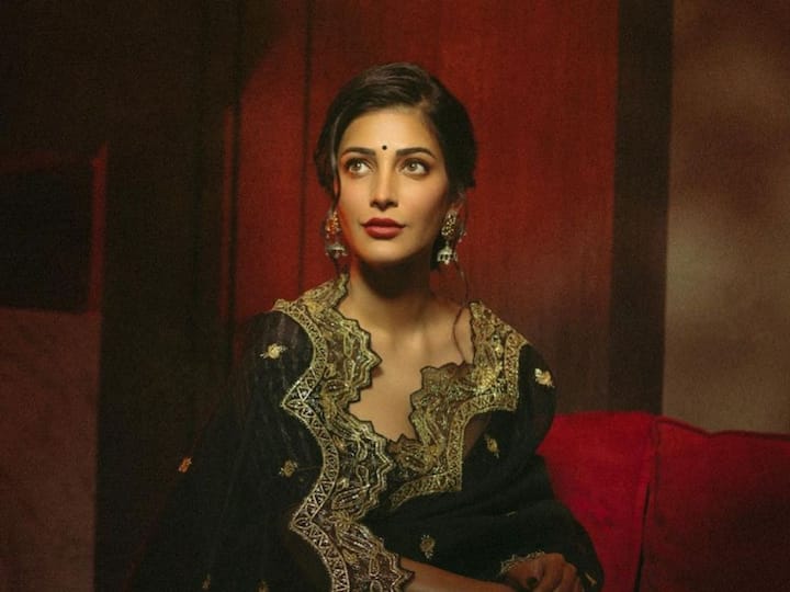 Shruti Haasan Latest Photos : ஸ்ருதி ஹாசன் சேலை அணிந்து போட்டோஷூட் செய்து, அந்த புகைப்படங்களை அவரது இன்ஸ்டா பக்கத்தில் பதிவிட்டுள்ளார்.