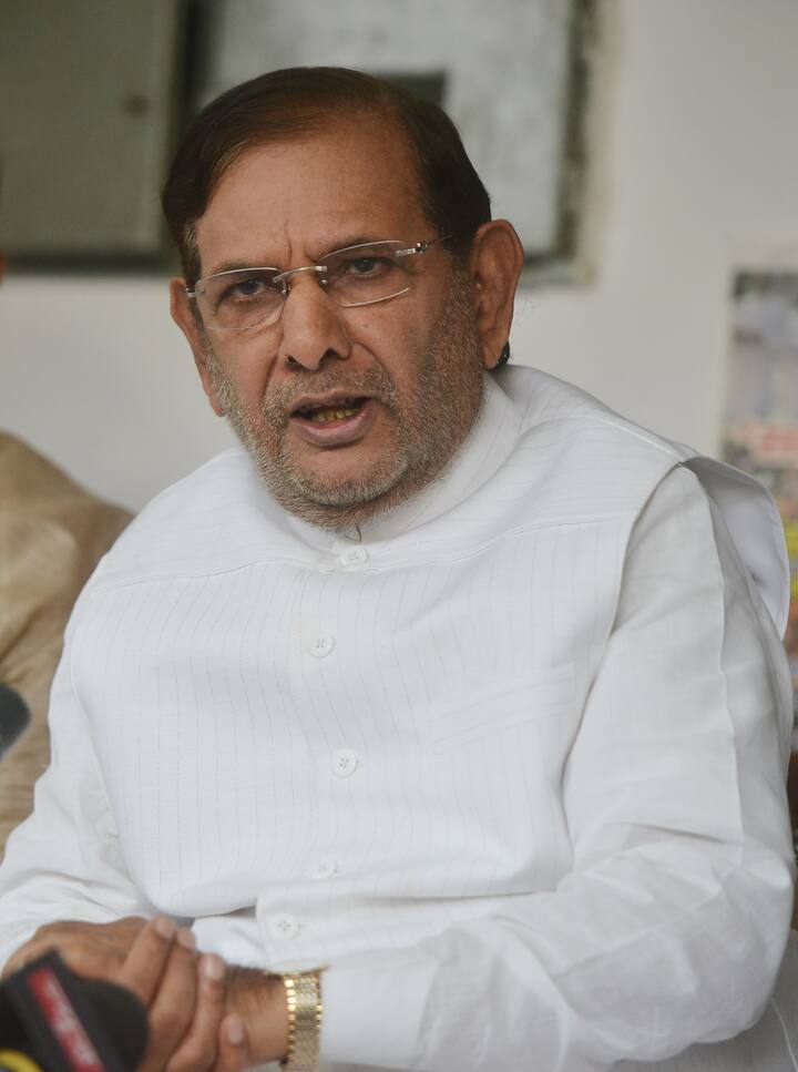 Sharad Yadav: माजी केंद्रीय मंत्री शरद यादव यांचं निधन झालं आहे. 75 व्या वर्षी त्यांनी अखेरचा श्वास घेतला.
