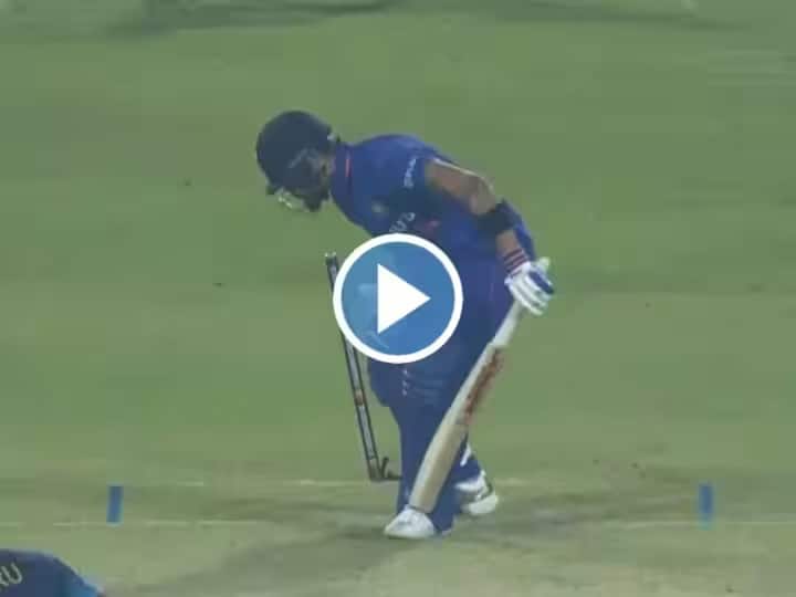 Virat Kohli Bold in India vs Sri Lanka 2nd ODI by Lahiru Kumara IND vs SL : लाहिरु कुमाराने अप्रतिम गोलंदाजीच्या जीवावर बाद केलं विराटला, बोल्डचा व्हिडीओ पाहण्यासारखा, पाहा VIDEO