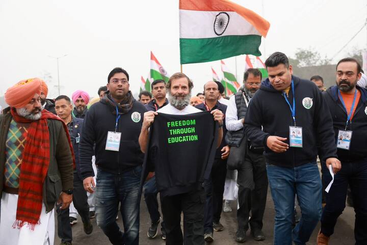 ভারত জোড়ো যাত্রায় এবার সঞ্জয় রাউত। শিবসেনার উদ্ধব ঠাকরে গোষ্ঠীর এই প্রথম সারির নেতা এবার হাঁটলেন কংগ্রেসের এই কর্মসূচিতে।