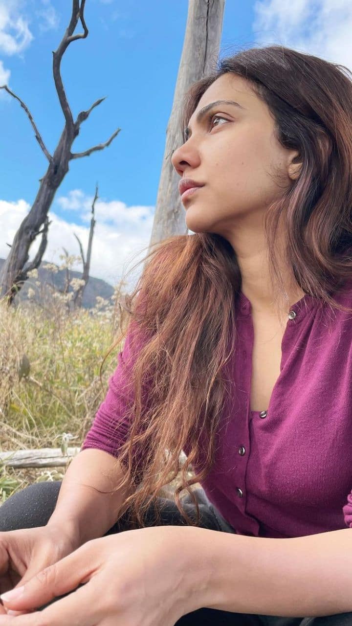 காடுகளில் மடோனா உலாவுவது போல அந்த புகைப்படங்கள் எடுக்கப்பட்டுள்ளது