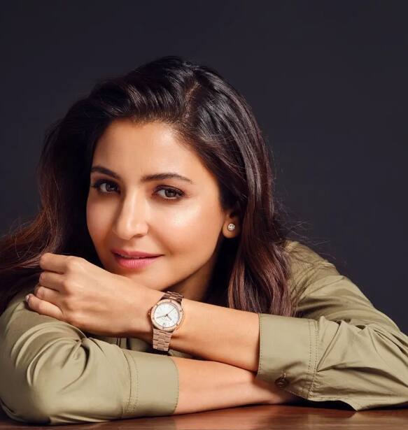 अभिनेत्री अनुष्का शर्माला विक्रीकर विभागानं नोटीस बजावली आहे.