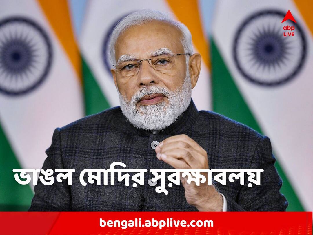 A young man broke the security ring of the Prime Minister Narendra Modi and entered with garlands PM Narendra Modi: হাতে মালা নিয়ে ছুট, মোদির সুরক্ষাবলয় ভেঙে ঢুকে পড়লেন যুবক