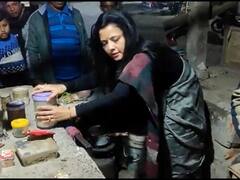 Mahua Moitra: டீ கடையில் இருந்து, பிரதமர் மோடியை சீண்டிய  திரிணாமுல் காங்கிரஸ் எம்பி மஹுவா மொய்த்ரா..!