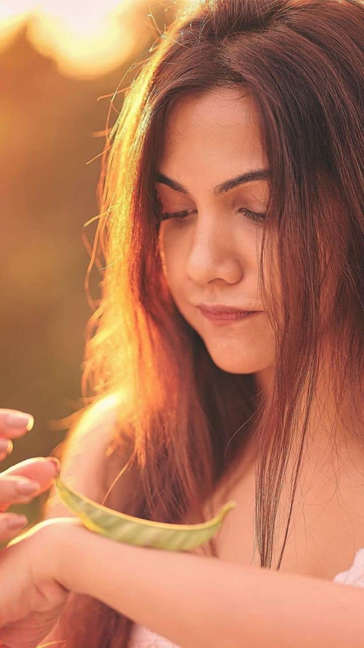 காதலும் கடந்து போகும் படதில் நடித்ததற்காக பாராட்டு பெற்றார்