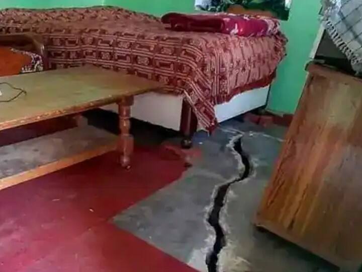 வீட்டின் நடுவே ஏற்பட்டுள்ள விரிசல்