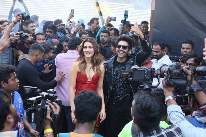 ఈ సినిమాలో హీరోయిన్ గా కృతి సనన్ నటించింది.