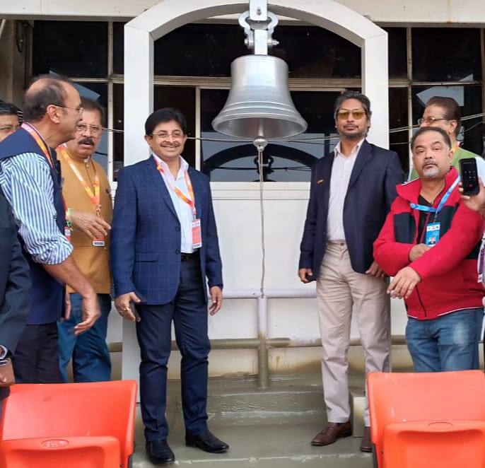 ইডেন বেল বাজিয়ে ম্যাচের সূচনা করেন কুমার সঙ্গকারা। সিএবি কর্তারাও হাজির ছিলেন তাঁর সঙ্গে।