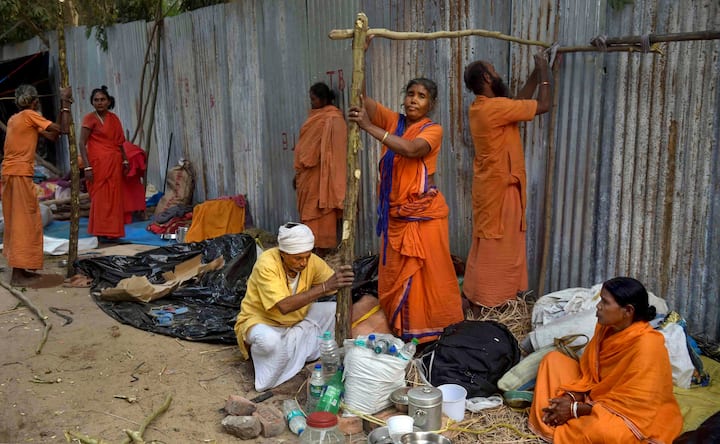 প্রশাসন সূত্রে খবর,গঙ্গাসাগার মেলায় পুণ্যার্থীদের যাতায়াতের জন্য ২ হাজার ৭৫০টি বাস, ৩২টি ভেসেল, ১০০টি লঞ্চ, ২১টি জেটি, ৪টি বার্জের ব্যবস্থা রাখা হয়েছে।
