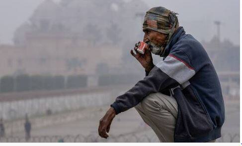 दिल्लीत पावसाची हजेरी. पावसानंतर वातवरणात गारवा वाढला आहे. थंडी वाढल्यानं ठिकठिकाणी शेकोट्या पेटल्या आहेत.