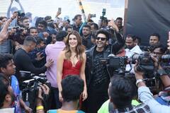 Shehzada ट्रेलर लॉन्च इवेंट में अपनी 'शहज़ादी' के साथ पहुंचे कार्तिक आर्यन, कृति की रेड ड्रेस पर ठहरीं सबकी नज़रें