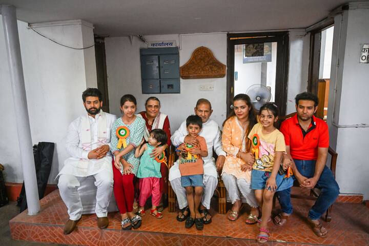 शरद यादव हे मुळचे मध्य प्रदेश मधील होते. 1974 मध्ये त्यांनी संसदीय राजकारणाला सुरुवात केली होती. शेतकरी, कामगारांच्या मुद्यांवर शरद यादव यांनी भरीव काम केलं आहे. शरद यादव यांच्या निधनावर देशभरातील सर्वच नेत्यांनी शोक व्यक्त केला आहे. बडे बडे नेते शरद यादवांच्या राजकीय प्रवासाचं वर्णन करत त्यांना श्रद्धांजली अर्पण करताना दिसत आहेत.