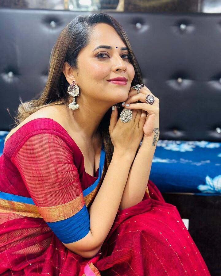 వరుస పెట్టి అవకాశాలు అందిపుచ్చుకుంటూ సూపర్ హిట్ సినిమాలు తన ఖాతాలో వేసుకుంటుంది. Image Credit: Anasuya Bhardwaj/ Instagram