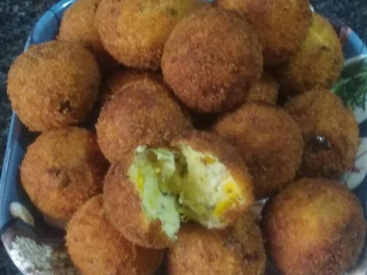 कॉर्न को पर्याप्त पानी में कम से कम 5 मिनट तक उबालें. अब पानी निथारें, कॉर्न को ब्लेंडर में डालें और एक स्मूथ पेस्ट बनाने के लिए ब्लेंड करें. हो सके तो अमेरिकन कॉर्न का इस्तेमाल करने की कोशिश करें.