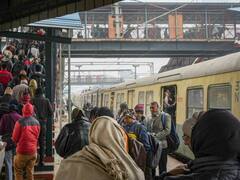 कोहरे के कारण ट्रेनों की रफ्तार पर लगा ब्रेक, देरी से चल रहीं 23 ट्रेनें, 368 गाड़ियां रद्द