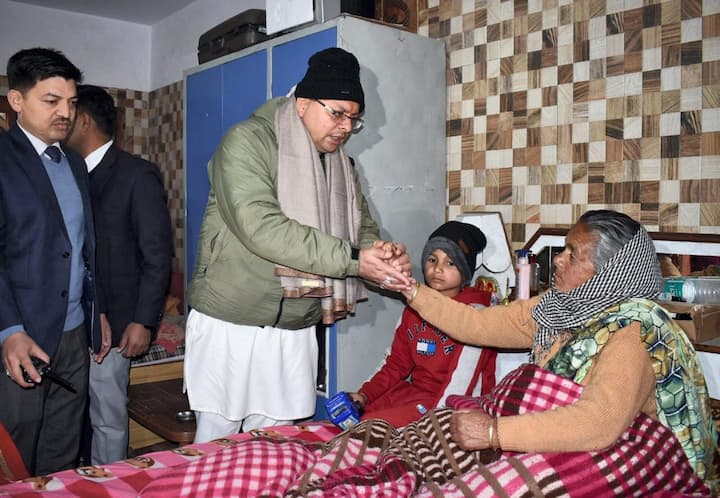 মুখ্যমন্ত্রীর অবশ্য বার্তা, 'দুর্গত মানুষগুলির পাশেই রয়েছে আমাদের সরকার।'