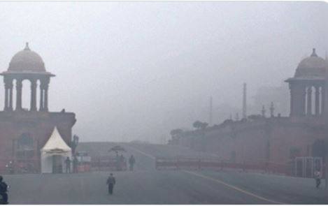 देशात वातावरणात सातत्यानं बदल होत आहे. काही ठिकाणी थंडीचा जोर आहे, तर काही ठिकाणी ढगाळ वातावरण आहे.  दिल्लीत जोरदार वाऱ्यासह पावसाची हजेरी लावली.