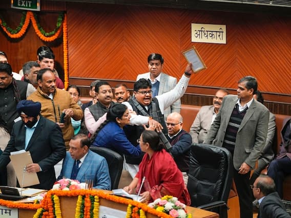 Delhi Mayor Election: दिल्ली में मेयर के चुनाव की अगली तारीख को लेकर बढ़ा विवाद, जानें ताजा अपडेट Delhi Mayor Election: दिल्ली में मेयर के चुनाव की अगली तारीख को लेकर बढ़ा विवाद, जानें ताजा अपडेट