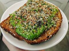 Avocado Chia Toast: नाश्ते में बनाएं एवोकाडो चिया टोस्ट, पूरे दिन रहेंगे फ्रेश