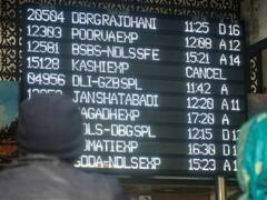 दिल्ली में कोहरे ने लगाया ट्रेन रफ्तार पर ब्रेक, 23 ट्रेनें हुईं लेट, यहां देखें पूरी लिस्ट