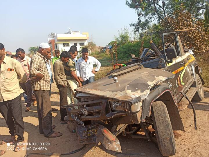 पैठण-शहागड रस्त्यावरील आयटीआयसमोर भरधाव वेगाने जाणारी काळी-पिवळी जीप (एमएच 20 बीटी 7234) अचानक ऊस वाहतूक करणाऱ्या ट्रॅक्टरला मागून धडकली.