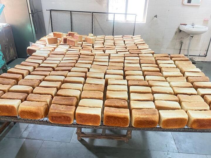 त्याचाच एक भाग म्हणून कैद्यांमार्फत केक तयार करण्यात येतो.