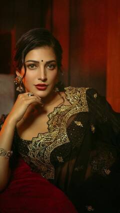 Shruti Haasan : ‘யம்மா யம்மா காதல் பொன்னம்மா..’ சேலைக்கட்டி அசத்திய ஸ்ருதி ஹாசன்!