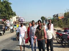 Beed News: निवेदनाची गाठोडे डोक्यावर घेऊन शेतकऱ्यांनी काढली दिंडी