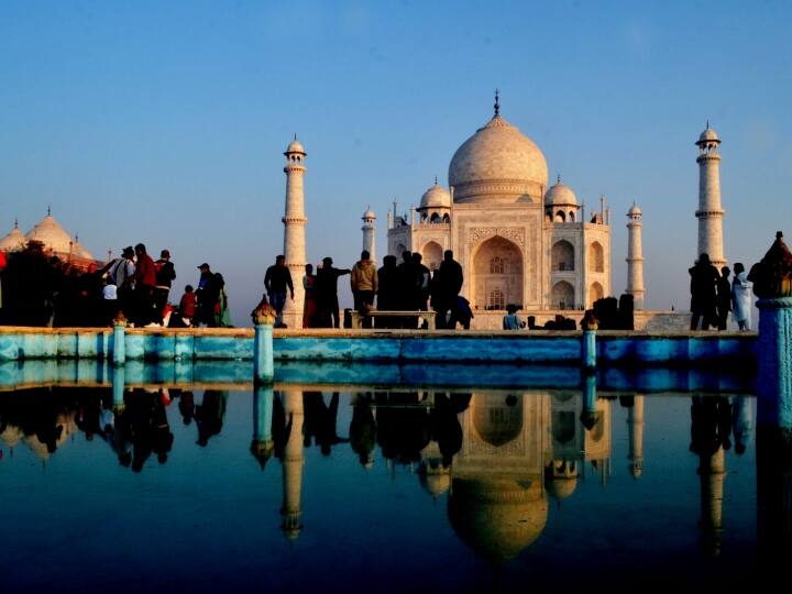 Agra Uttar Pradesh foreign tourist visit Taj Mahal not get wheelchair for disabled wife question by tweeting Taj Mahal News: ताजमहल आए विदेशी पर्यटक को नहीं मिला व्हीलचेयर रैंप, महिला को गोद में उठाकर चढ़ा सीढ़ियां