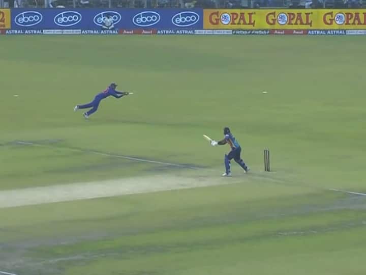 IND vs SL Axar Patel took brilliant catch of Chamika Karunaratne on bowling of Umran Malik 2nd ODI Kolkata VIDEO: Axar Patel ने हवा में छलांग लगाकर पकड़ा शानदार कैच, देखें उमरान को कैसे दिलाया विकेट