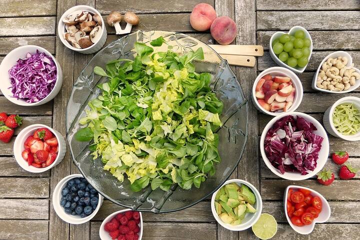 ত্বকে পর্যাপ্ত পরিমাণে সূর্যের আলো পড়লে শারীরবৃত্তীয় প্রক্রিয়ায় ভিটামিন ডি তৈরি হয়। বিশেষজ্ঞরা বলে থাকেন, সূর্যালোকে থাকাই প্রাকৃতিক ভাবে ভিটামিন ডি তৈরির সবচেয়ে ভাল উপায়। ত্বকের স্বাস্থ্যের জন্য ভাল।