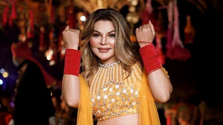 Rakhi Sawant Marriage: আইনত বিয়ের সার্টিফিকেট নিয়ে ক্যামেরার সামনে পোজ দিয়েছেন সদ্য বিবাহিত রাখী ও আদিল। তাঁদের ২ জনেরই গলায় মালা। তবে তাঁর বেশভূষা সাধারণ