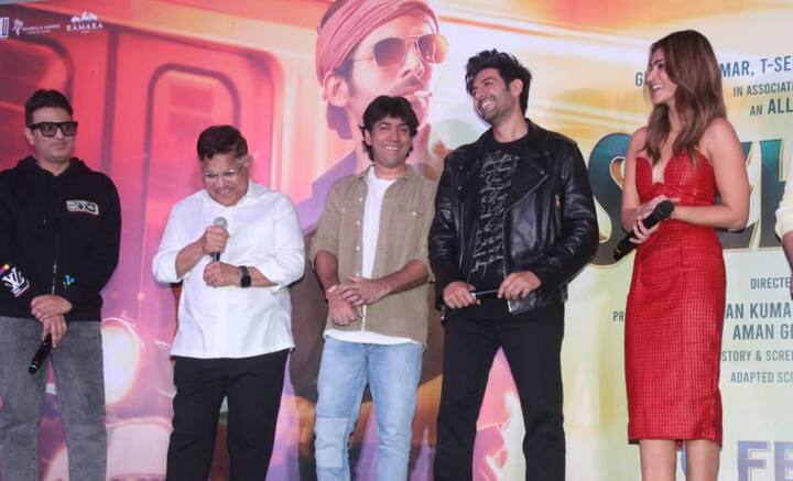 বৃহস্পতিবার মুম্বইয়ে ‘শেহজাদা’ ছবির ট্রেলার সামনে আনলেন কার্তিক। নায়িকা কৃতী স্যানন, পরিচালক, প্রযোজকও উপস্থিত ছিলেন।
