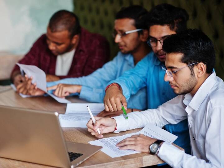 शिक्षा को बढ़ावा देने के लिए सरकार की ओर से कई योजनाएं चलाई जा चुकी है. साथ ही राज्य सरकार की ओर से भी योजनाओं की शुरुआत की गई है. इसी क्रम में दिल्ली की सरकार भी छात्रों को प्रोत्साहित करने के लिए एक योजना की शुरुआत की है. यह योजना विद्यार्थी प्रतिभा योजना (Vidyarthi Pratibha Scheme) है.