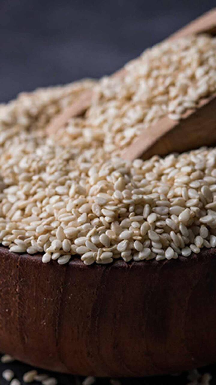 तीळ खाल्ल्याने शरीराला अनेक फायदे मिळतात. तिळामध्ये तांबे आणि मॅंगनीज असते.